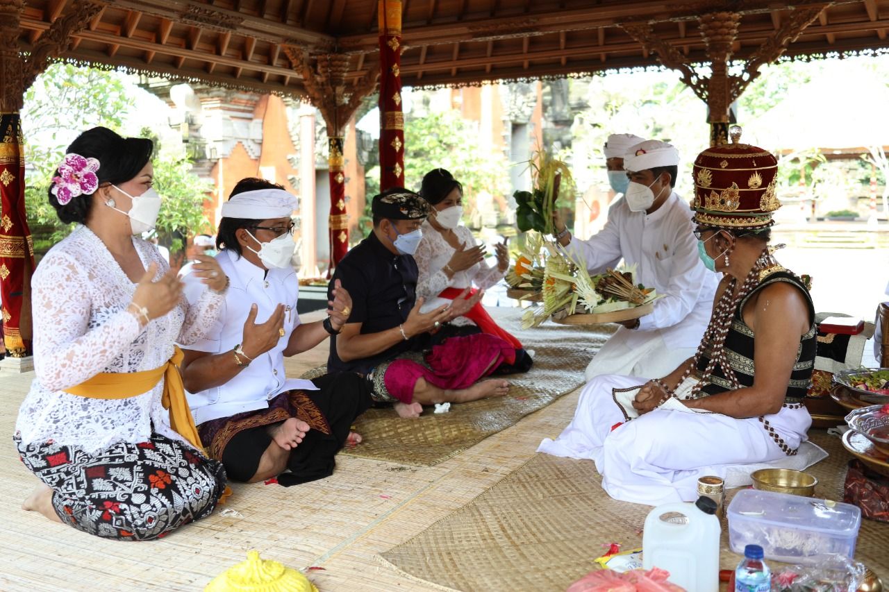 podiumnews.com-Serangkaian Acara Pelantikan, Pasangan Giri Prasta dan Suiasa Ikuti Upacara Mejaya-Jaya